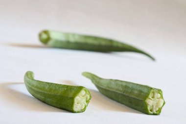 Bamya sebzeleri masada, yakın çekim manzaralı.