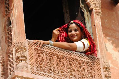 Rajasthani kadını Jharoka, Rajasthan, Hindistan 'a bakıyor.  