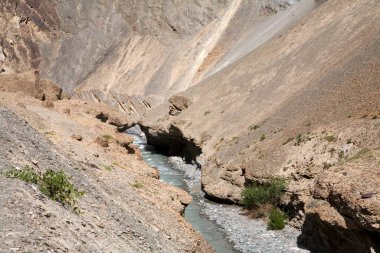 Ladakh, Jammu ve Kashmir 'in kayalık dağlarını kesen bir dere.