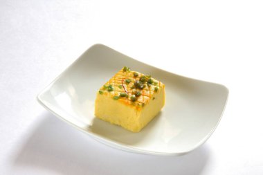 Aromatik Hint tatlısı- Sandesh bengali mithai üstü şam fıstığı ve safranla kaplı