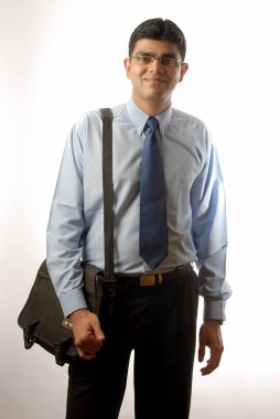 Hintli adam mesleği. Temsilci ve laptop çantası. 
