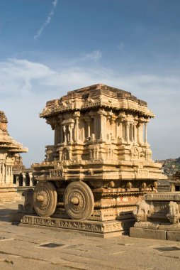 Hampi, Karnataka, Hindistan 'da taş savaş arabası. 