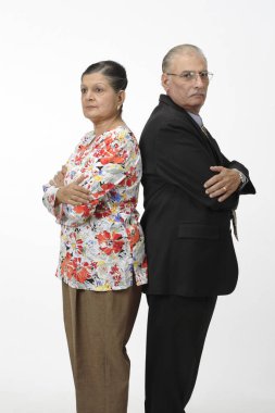 Yaşlı çift, yaşlı adam ve kadın arka arkaya fikir ayrılıkları ya da anlaşmazlıklar 