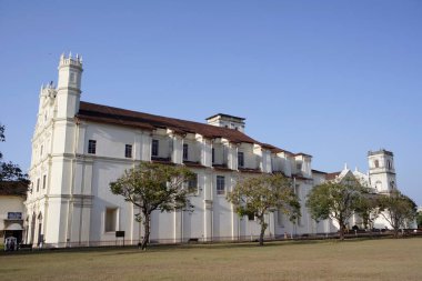 Ön planda Assisi Kilisesi ve arka planda Se Katedrali, UNESCO Dünya Mirası Alanı, Eski Goa, Velha Goa, Hindistan