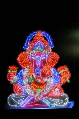 Lord Ganesh Ganpati heykeli Neon ışıklı figürle aydınlatılmış renkli.