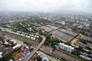 Köprü ve çalışma kampı olan matunga yol istasyonunun havadan görünüşü Bombay Mumbai, Maharashtra, Hindistan 