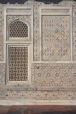 Itimad _ ud _ Daula mezarı, Agra, Uttar Pradesh, Hindistan 'da Avrupa renkli yarı değerli taşlar yerleştirme tekniği