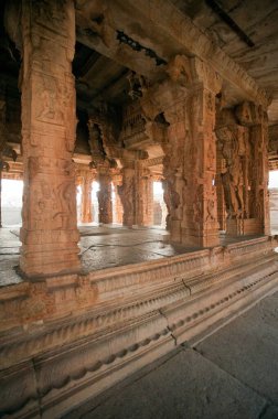 Vitthal Temple, Hampi, Karnataka, Hindistan 'da dekoratif sütunlar oyuluyor.