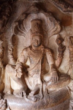 Vishnu heykeli, Badami, Chalukya Mağarası, UNESCO Dünya Mirası Alanı, Bagalkot, Karnataka, Hindistan 'daki kozmik yılan shesha üzerindeki kraliyet rahatıyla Lalitasana' da oturuyordu.