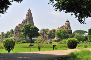 Kandariya mahadeva ve jagadabi tapınağı Khajuraho madhya pradesh Hindistan
