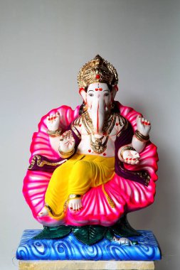 Ganesh festivali, Penn, Maharashtra, Hindistan için çamur ve kenevirden yapılmış amber fili kafası tanrısı tanrı modeli Jaswand Ganpati.