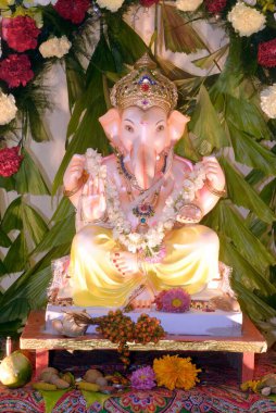 Ganpati Festivali, Bombay Mumbai, Maharashtra, Hindistan 'da tanrı Ganesh filinin zengin süslenmiş idolü.