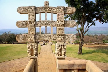Batı kapısı Buda 'nın hikayelerini tasvir ediyor. Göbekli cüceler sütunları destekliyor, Sanchi Bhopal yakınlarında, Madhya Pradesh, Hindistan 