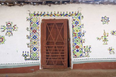 Shilpagram, Udaipur, Rajasthan, Hindistan 'da duvar boyalı bir kapı.