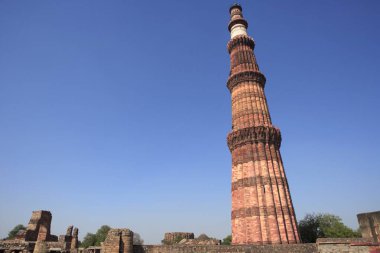 Kutub Minar 1311 kırmızı kumtaşı kulesinde inşa edildi, Delhi, Hindistan UNESCO Dünya Mirası Bölgesi