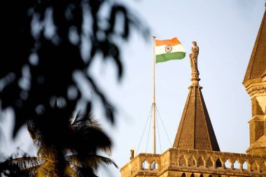 Yüksek mahkeme binasının çatısında Hint bayrağı var. Niki Devi heykeli, Bombay Mumbai, Maharashtra, Hindistan.