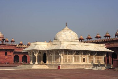 16. yüzyılın ikinci yarısında inşa edilen Fatehpur Sikri 'deki Jami cami avlusundaki beyaz mermerden yapılmış Shaikh Salim Chishti' nin mezarı, Agra, Uttar Pradesh, Hindistan UNESCO Dünya Mirası Sitesi