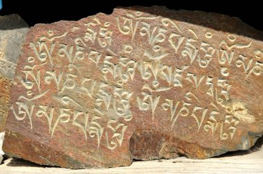 Kutsal taş oymalı Budist mantra, Dhukur, Pokhari, Pisang, Nepal
