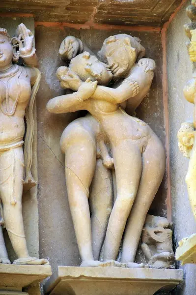 Khajuraho mithuna çiftleri Lakshmana Tapınağı 'nın duvarında Madhya Pradesh Hindistan