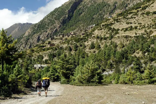 Nepal dağlarında yürüyüş yapan insanlar. Seyahat gezisi 
