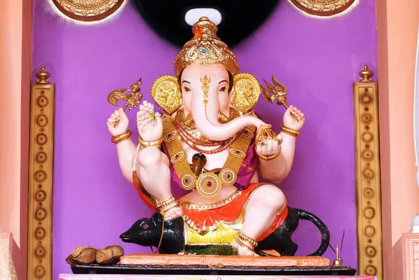 Ganpati Festivali 'nde farenin üzerinde oturan Ganesh filinin zengin süslenmiş idolü, Guruji Talim Mandal, Ganpati Chowk, Pune, Maharashtra, Hindistan