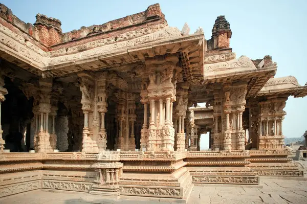 Vitthal Temple, Hampi, Karnataka, Hindistan 'da dekoratif sütunlar oyuluyor.