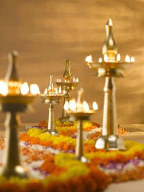 Hindistan 'daki Diwali Festivali sırasında pirinç lambalar ve çiçek süslemeleri 