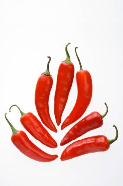 Hint baharatları, yedi kırmızı soğuk veya biberli kapsika. Beyaz arka planda yıllık.