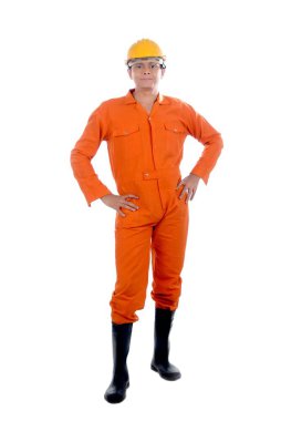 Beyaz arkaplanda kameraya bakan üniformalı işçi