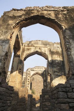 Muhammed Quli Kutub Şah tarafından inşa edilen Golconda Kalesi 16. yüzyılda yıkılmış duvarların manzarası birden fazla kemer, Hyderabad, Andhra Pradesh, Hindistan