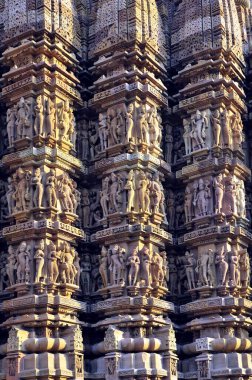 Kandariya mahadeva tapınağının süslü duvarı Khajuraho madhya pradesh Hindistan