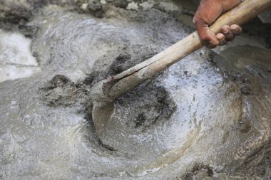 Sıva için çimento ve su ile maça çapasının elle karıştırılması