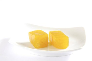 Meşhur Hint tatlıları - beyaz tabakta servis edilen kurutulmuş mango suyundan yapılan ambapali veya amavat.