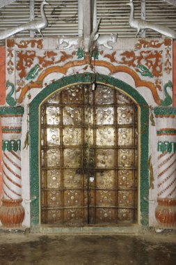Hindu tapınağının metalik kapısı, Kamalabari, Majuli Adası, Assam, Hindistan 