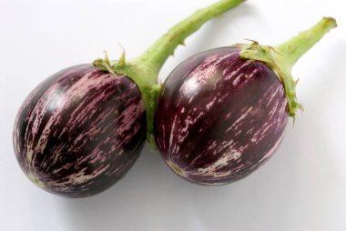 Brinjal iki koyu menekşe taze sebze