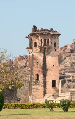 Lotus Mahal, Hampi, Karnataka, Hindistan 'ın ön köşesindeki madalyalı kalede.