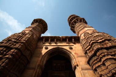 Ahmedabad, Gujarat, Hindistan 'daki Bibiji Camii' nin beş yüz yetmiş bir yaşındaki minareleri sallanıyor. 