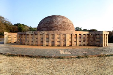 Madhya Pradesh, Hindistan 'ın Bhopal' in 46km kuzeydoğusunda, etrafındaki duvarları oyulmuş madalyonlarla süslenmiş stupa 2 manzarası.