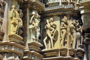 Jagadabi Tapınağı 'nın duvarında erotik heykeller Khajuraho madhya pradesh Hindistan