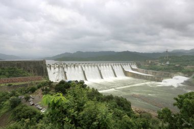 Hindistan, Gujarat 'taki Kevadia kolonisindeki Narmada Nehri Barajı. 