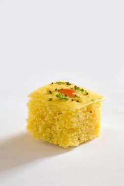 Hint mutfağı, fast food Dhokla beyaz arka planda domates ketçaplı. 