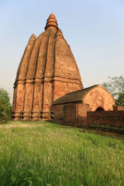 Rudrasagar tankındaki Shiva dole tapınağı, Sivsagar, Assam, Hindistan 