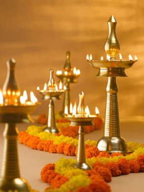 Diwali festivali sırasında pirinç lambalar ve çiçek dekorasyonu; Hindistan