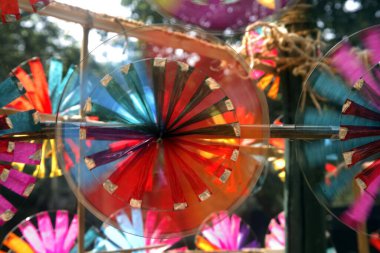 Rüzgarla hareket eden renkli kağıt çarklar