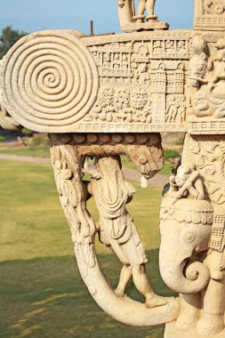 Stupa 1 'in kuzey kapısına yakın. Yakshi' nin batı sütunu üzerinde asılı olduğu görülüyor. Sanchi, Bhopal, Madhya Pradesh, Hindistan..