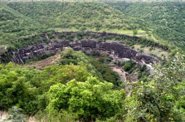 UNESCO Dünya Mirası sitesi Ajanta Mağaraları 'nın Hindistan Maharashtra' daki hava manzarası