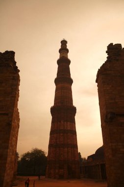 Kutub Minar 'ın 1311 kırmızı kumtaşı kulesinde inşa edilen akşam manzarası, Indo _ Müslüman sanatı, Delhi sultanlığı, Delhi, Hindistan UNESCO Dünya Mirası Sitesi