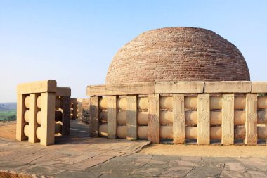 Stupa 2, MÖ 2. yüzyılda Sunga tarafından inşa edildi. Buda 'nın temsilcileri, Hindistan, Madhya Pradesh, Bhopal' in kuzeydoğusundaki Sanchi, stupa 'nın demiryolu sütunlarında güzel bir şekilde uygulandı. 