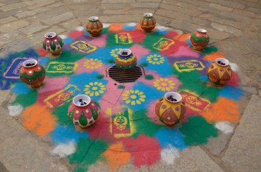 Rangoli, Ajmer Rajasthan Hindistan 'da boyalı mangal kalaşıyla