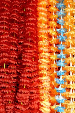 Yapay farklı renkte çiçekler satılığa çıkmış.